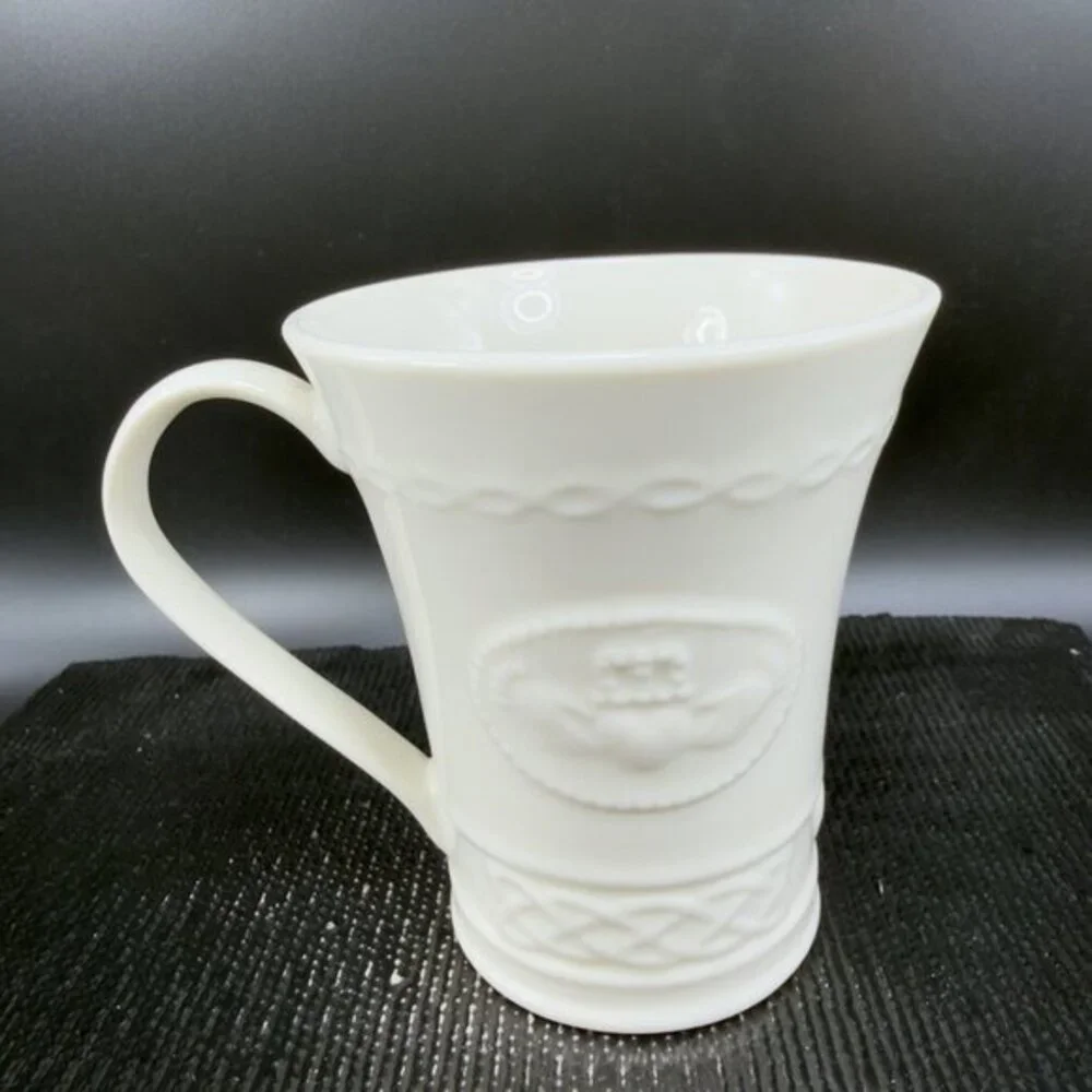 Belleek Irish Claddagh Mug Cup Ivory Fine Porcelain Heart And Hands‎ Pattern Mug